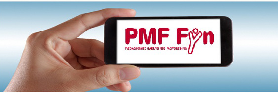 Hånd holder telefon med PMF Fyn logo